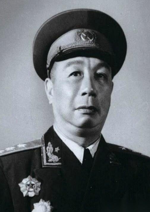 在一份关于开国上将陈士榘的旧日档案里，藏着一个极度反常的家庭画面。1981年，