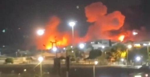 美军7个小时炸弹雨暴打伊朗，伊朗石油城爆发两次大爆炸！美军战机沿着伊朗海岸线，一