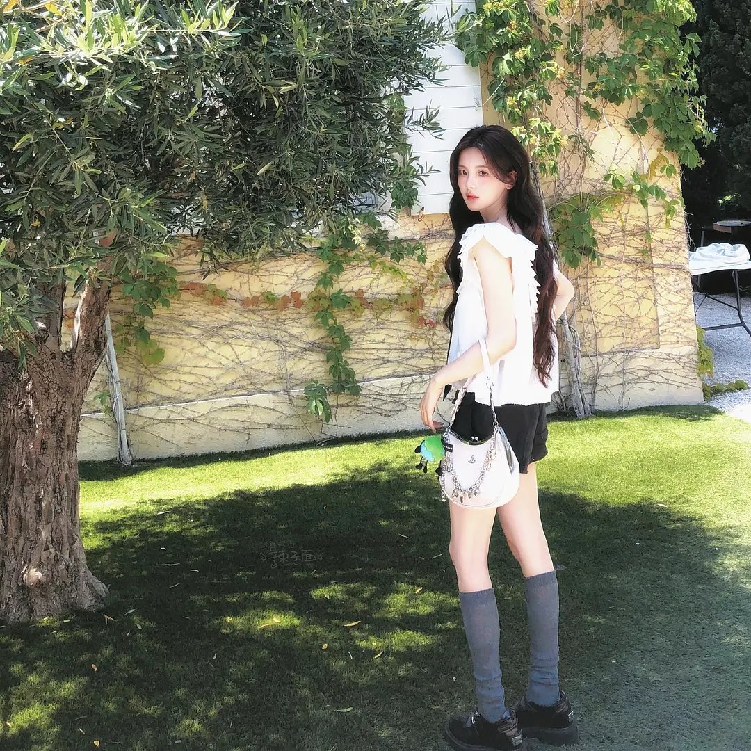 杨超越现在真的是美得发光，长开了地球超新鲜法国路透！
