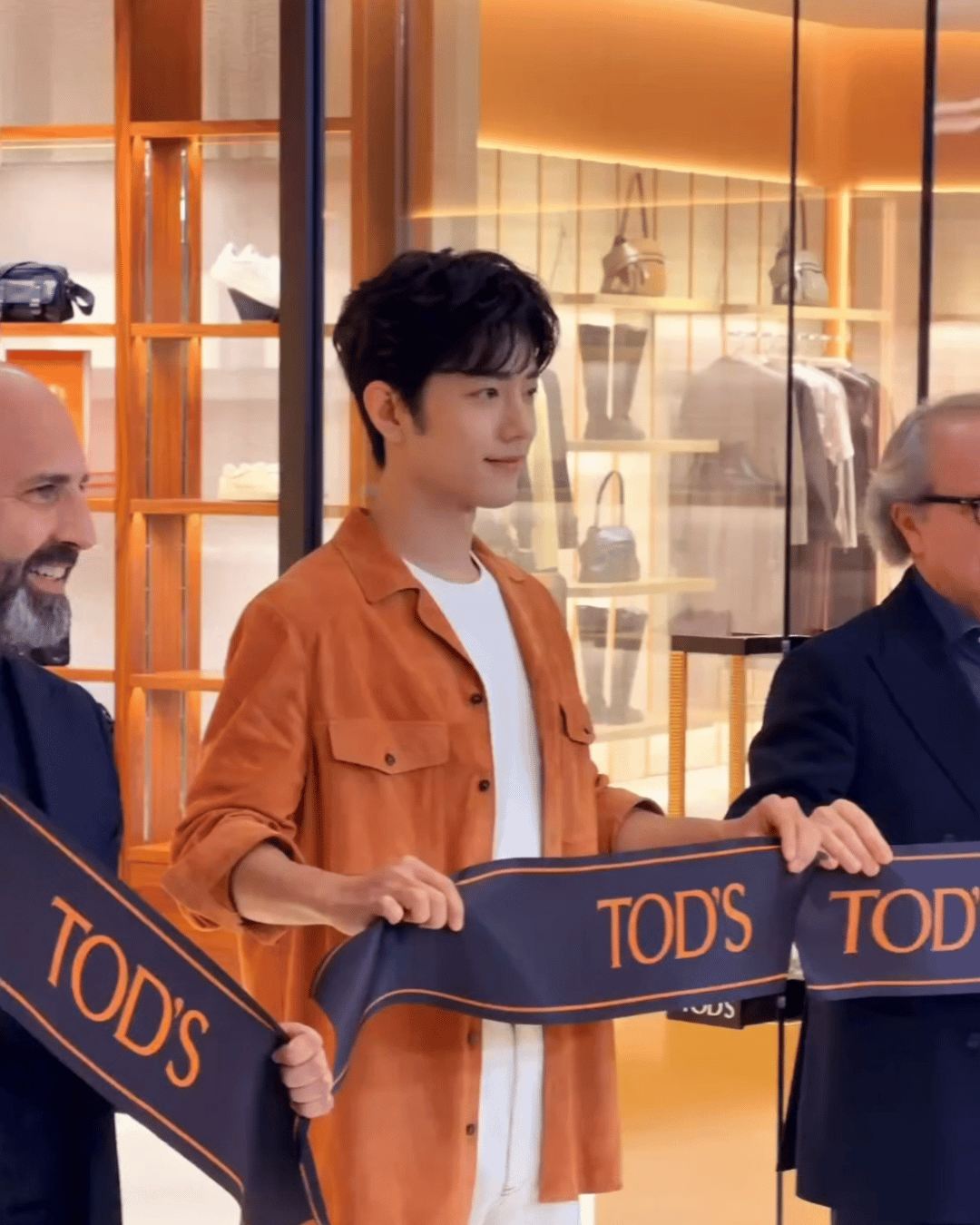 肖战你可以笑一个吗？因为我的咖啡忘加糖啦！