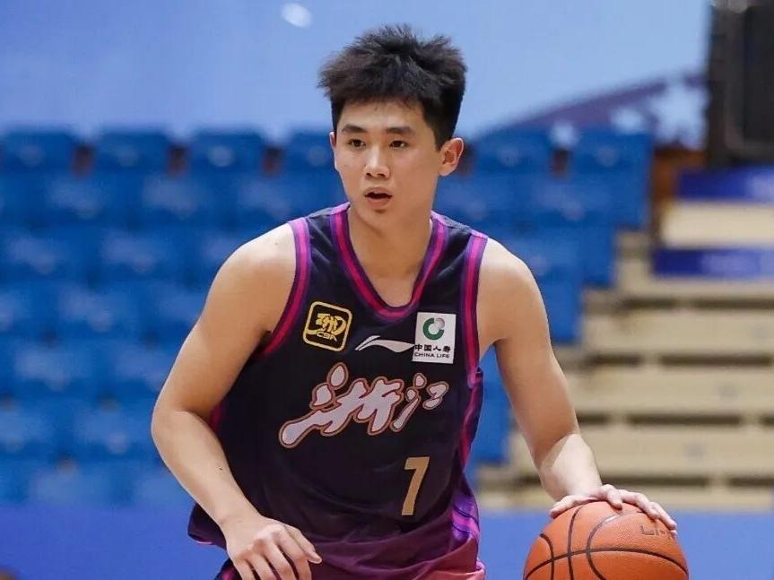 CBA最新消息：据《体坛周报》记者孔德昕发文谈到了浙江男篮球员李悦洲，深圳最后疯