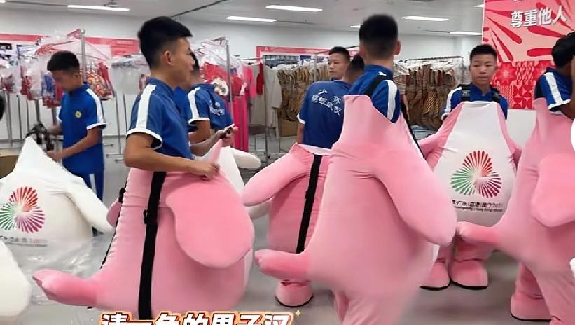 这批吉祥物绝对是全运会历史上最好动的！这些粉的和白的玩偶的“内胆”都是00后武