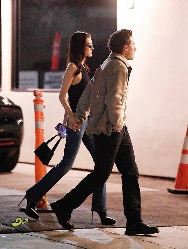 大布和Nicola被拍到前往比佛利山庄的Matsuhisa用餐👇（熟悉的厚底鞋