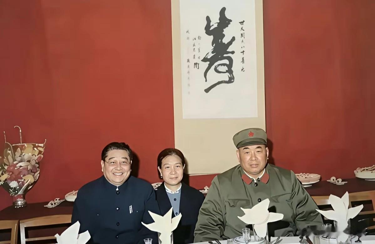 1985年，许世友八十大寿留影。镜头下，许世友面容沉稳，精神矍铄。身旁坐着时任江