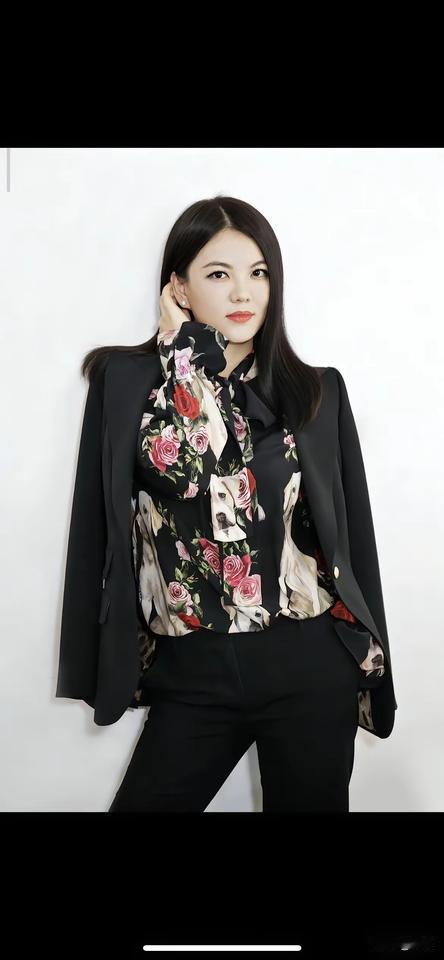 李湘的感情账，越算越有意思。早年她选李厚霖，钻石大亨的名头够响，闪婚时全网