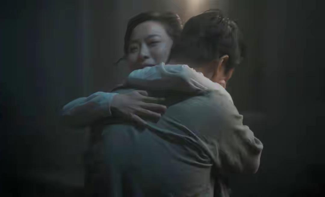 追剧《九个弹孔》昨晚的剧情太精彩了，李智信的形象更丰满了！