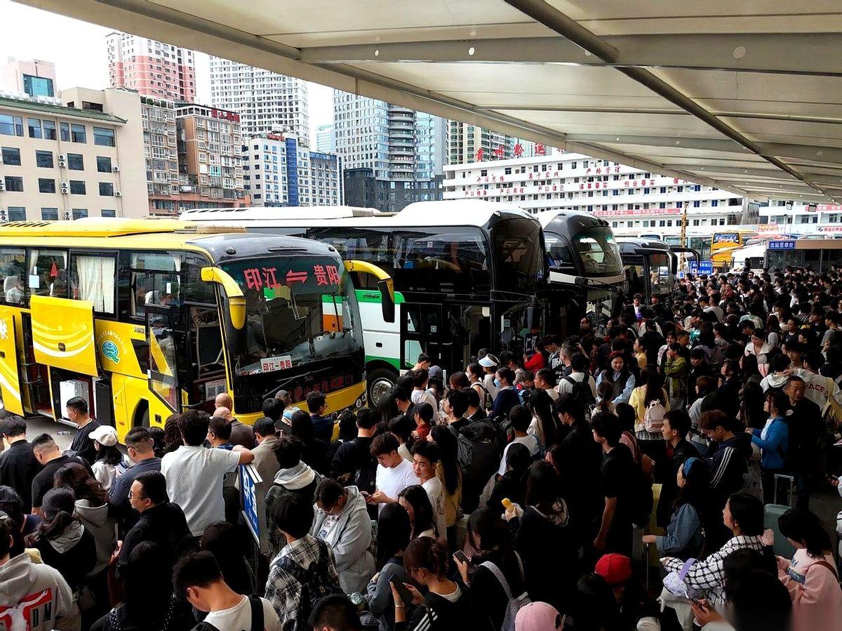 别再像个傻子一样掐着秒表去赶大巴了。11块钱。买票，上车，直接走人。我单方面