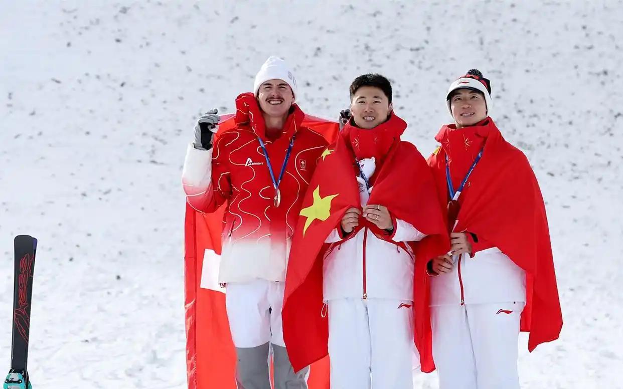 夫妻同心，其利夺金！相较于王心迪132.60分的金牌成绩，我更愿意多谈一谈夫妻之