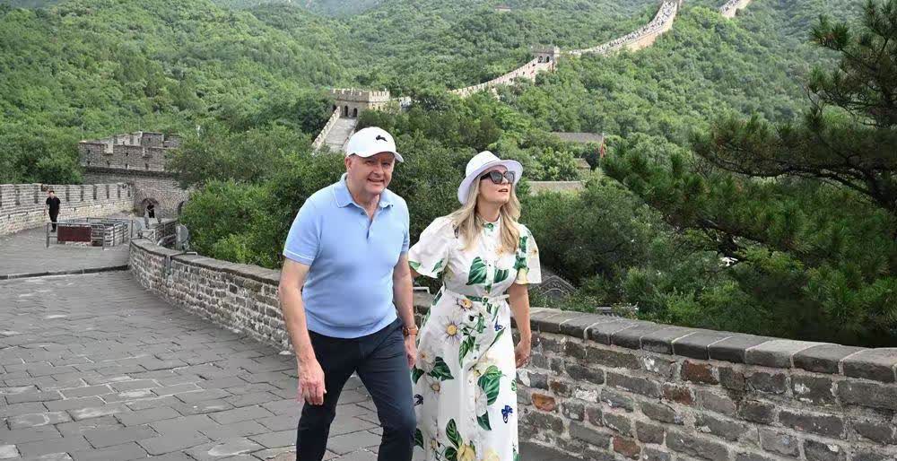 有意思！下图1这俩正在中国爬长城的白人夫妻是澳大利亚总理两口子，而美国这两天花了