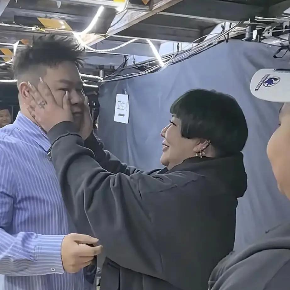 岳云鹏演唱会大火让我明白观众反感的不是跨界，不是割韭菜，而是没有感情的表演。