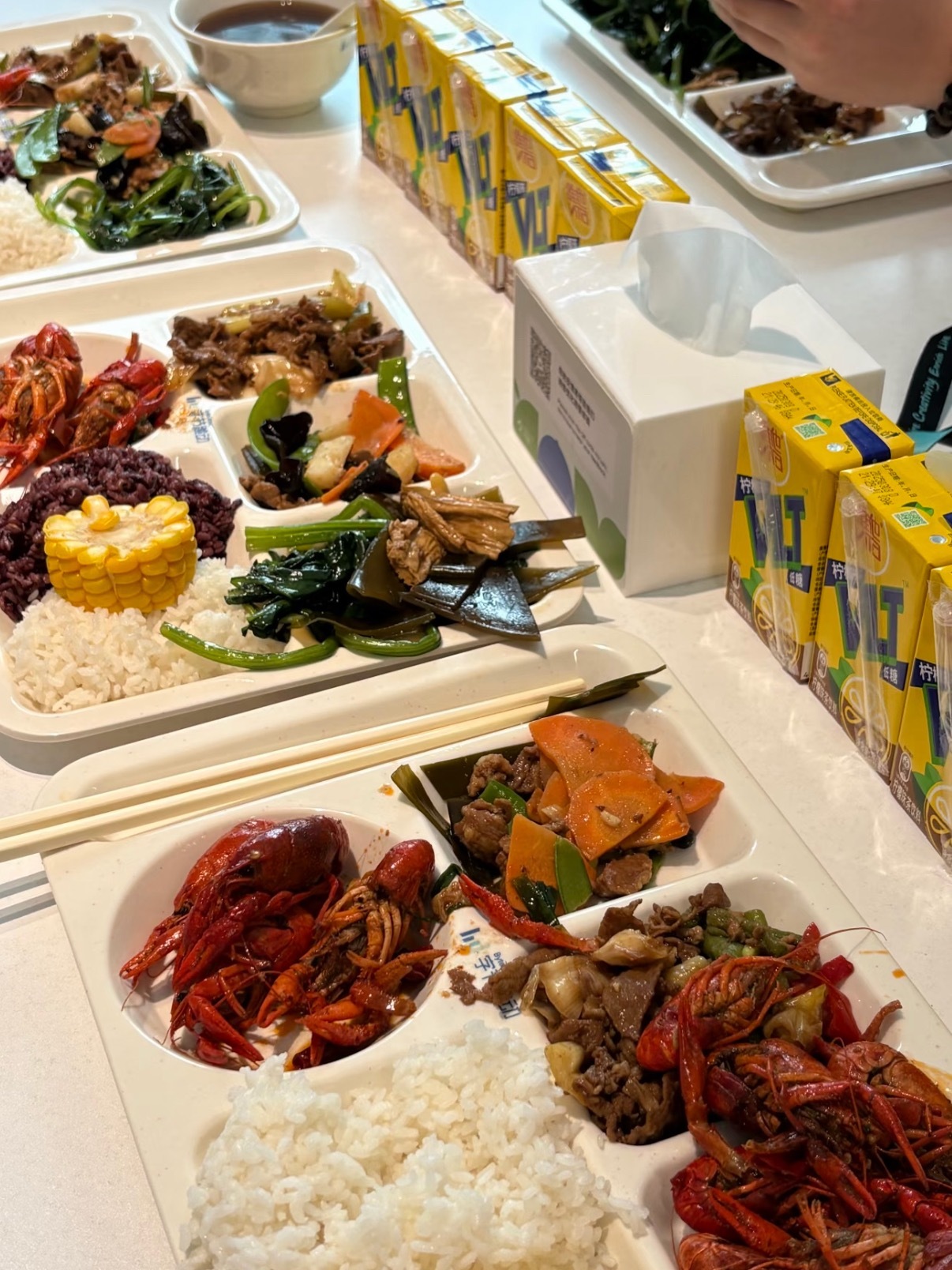 字节跳动100元餐标的免费三餐要不说工作一定要去大厂呢，薪资高只是一方面，福利待