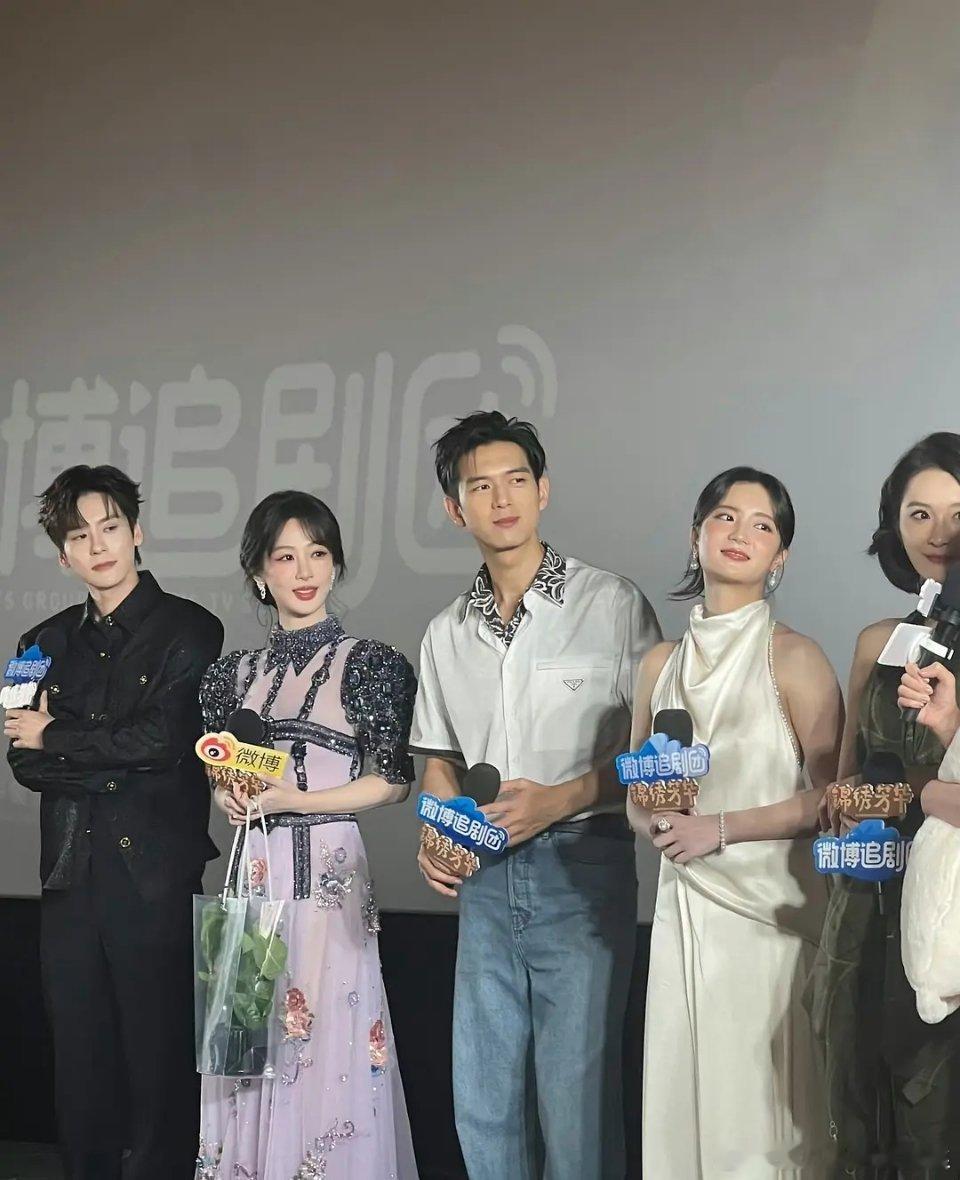 杨紫好白啊，对比出来李现就很黑了