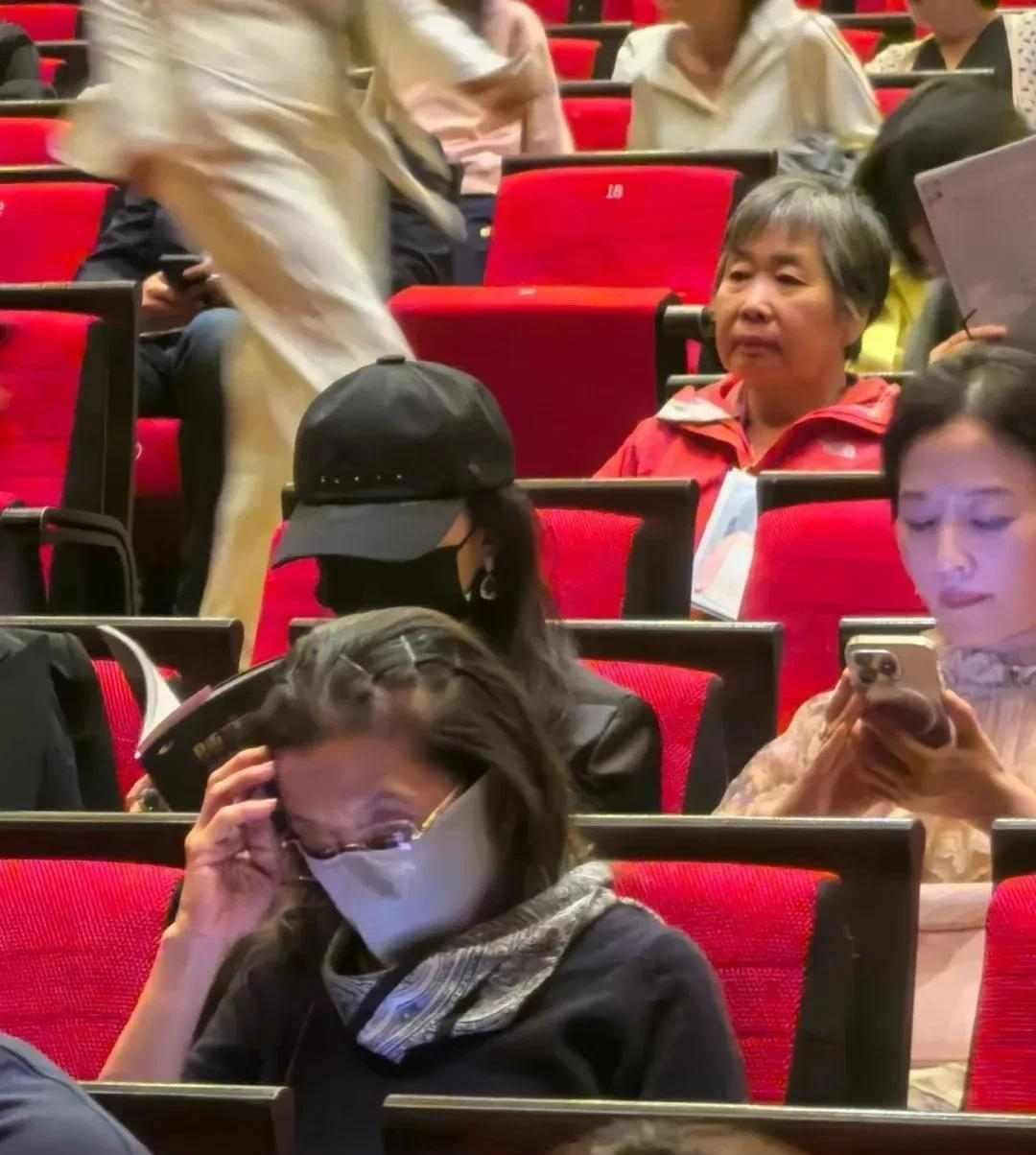 刘亦菲携母共赏芭蕾剧，66岁妈妈尽显富贵优雅，母女同框似姐妹近日，有幸运的路人