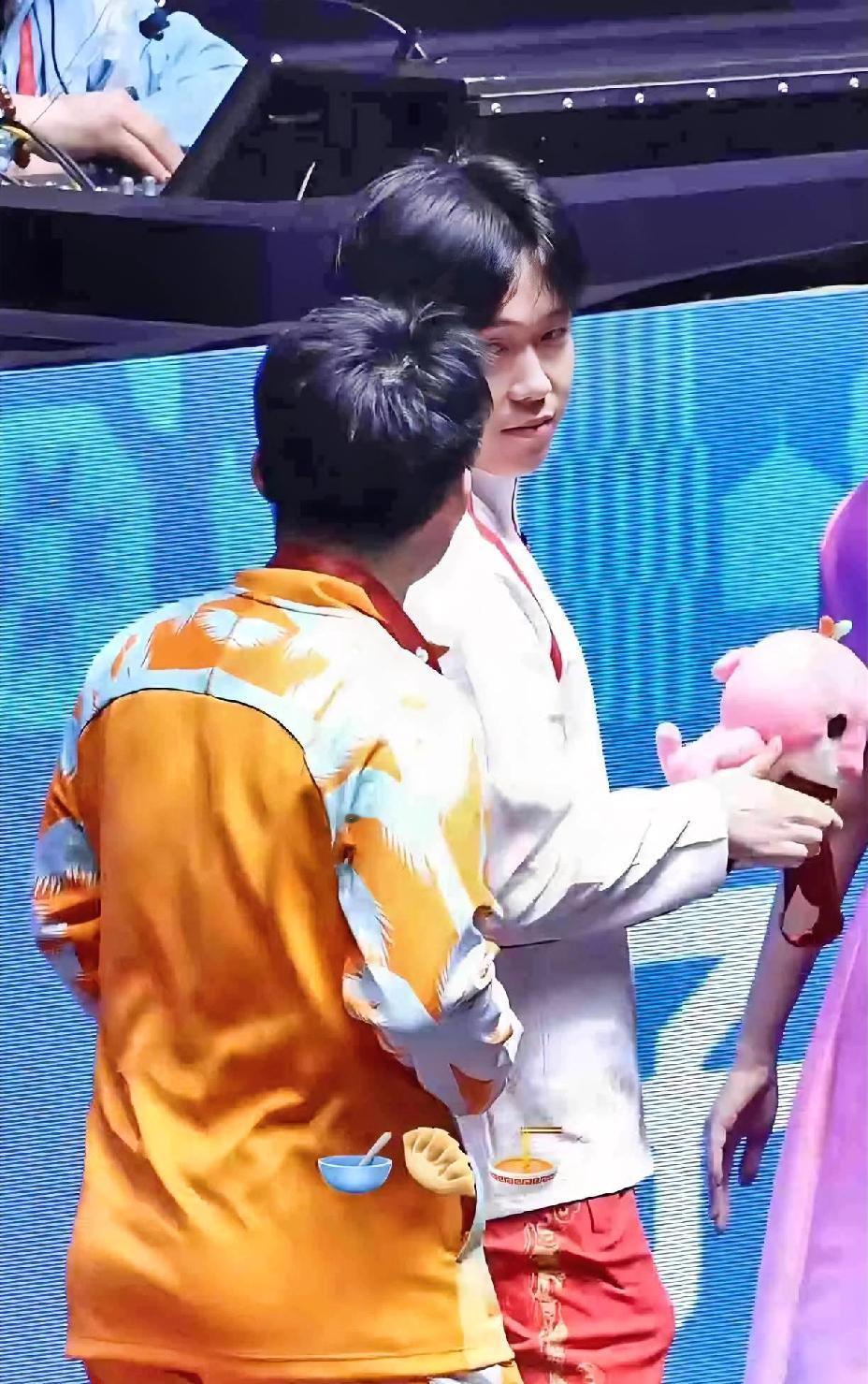 哈哈，小石头简直太可爱了，虽然只获得了银牌，但是看他“屁颠屁颠”地追着他头哥