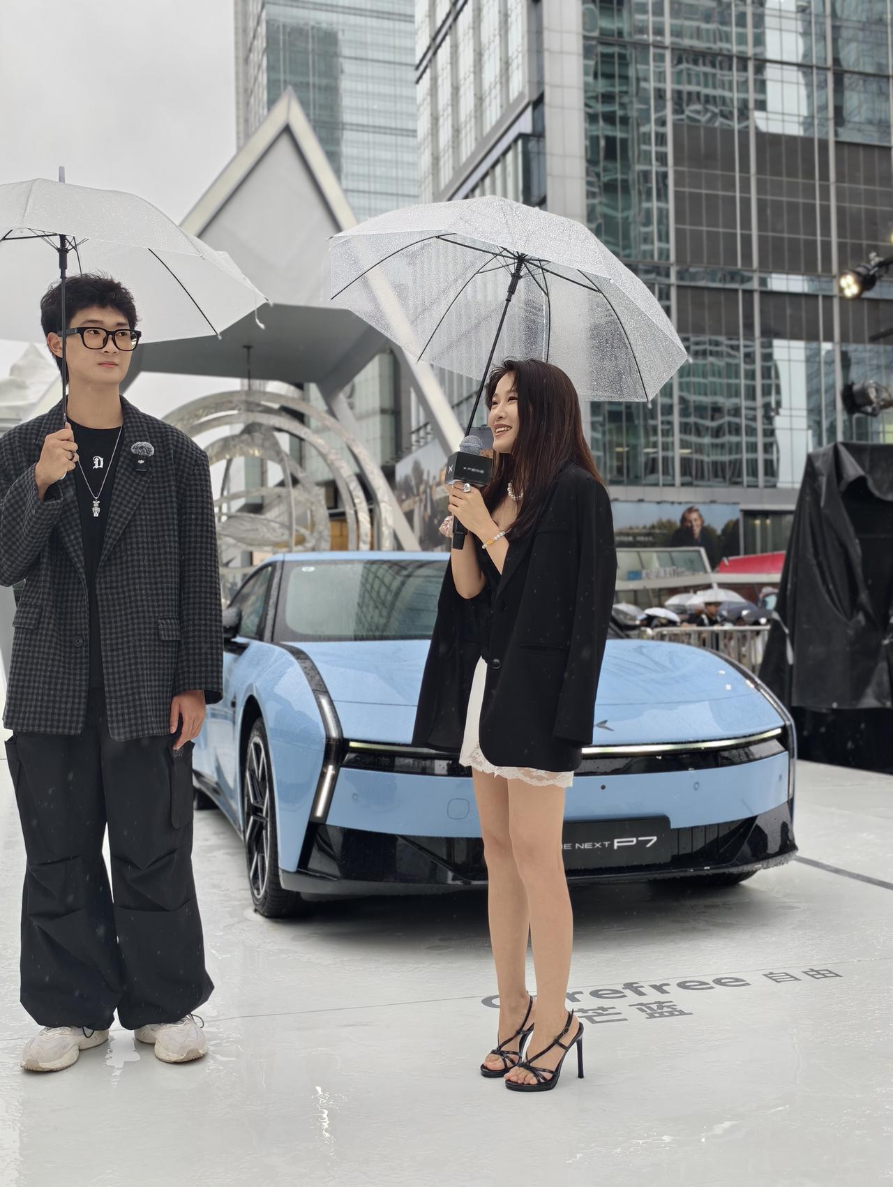 今天成都下雨了，小鹏总冒雨给车主交付。遇水则发，小鹏从去年MONAM03开始都