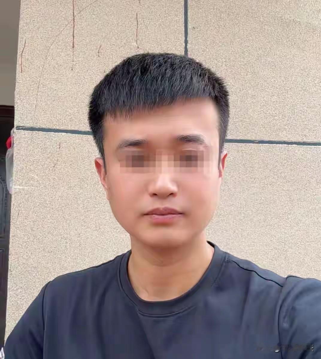 “太委屈了！”山东聊城，刘某晚上回家，看到一男子殴打一小女孩，男子用脚踹女孩，拳