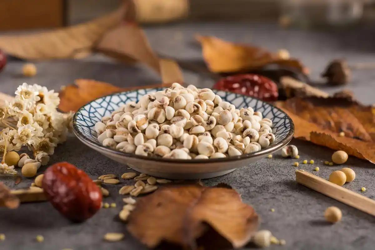 一女子长期吃薏米,活血祛湿,后来身体咋样了杭州城西的张女士,三十出头就被湿气缠