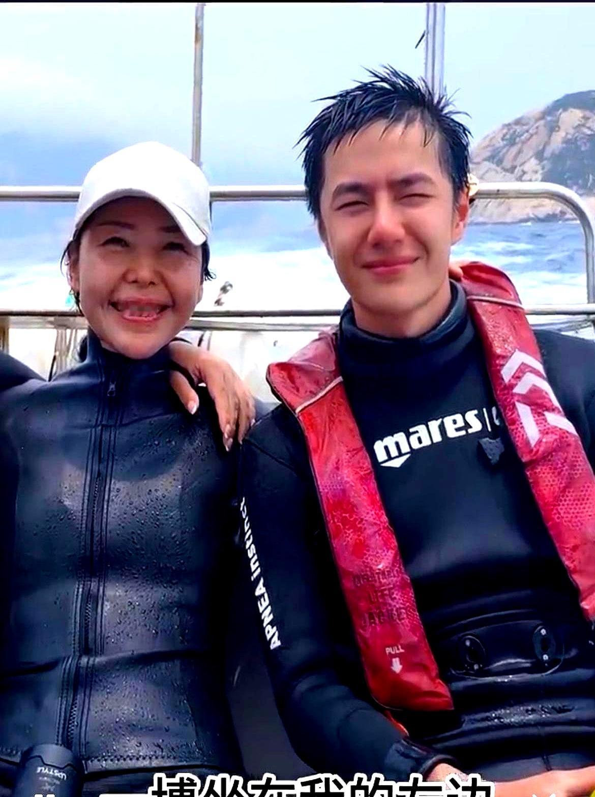 眼睛都睁不开了。我看着海浪就跟长了眼似的，他坐到船的左边，浪就拍左边，他