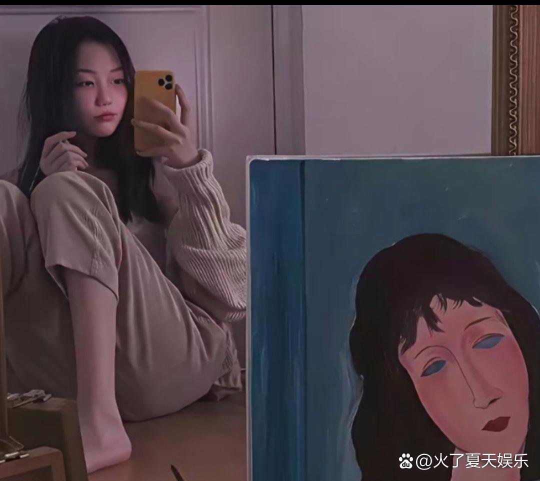 李嫣与她的画作，妈妈会唱歌她会画画，母女俩的艺术细胞杠杠的。