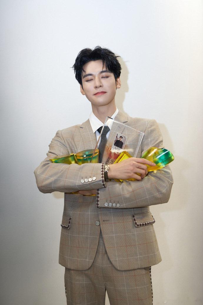 龚俊大声感谢粉丝谁来懂一下这个怀抱奖杯的龚俊的幸福感啊~还说谢谢你们要大声讲，