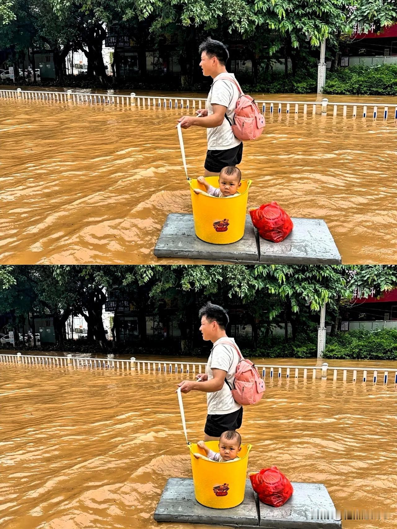 贵港市水灾，有一幕画面既心酸又好笑：一岁多的小萌娃坐进家里的塑料桶，被爸爸拖着在