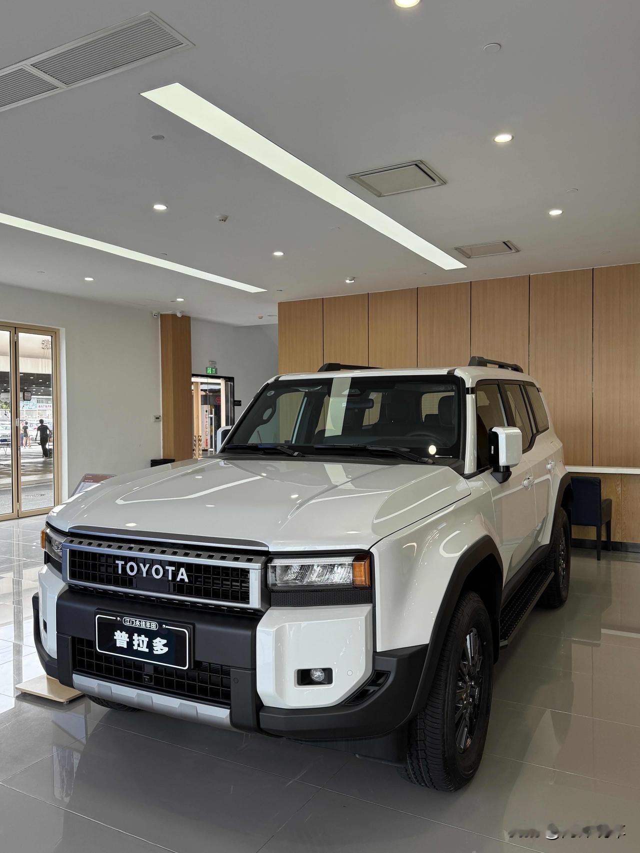 纠结这两款车的朋友举个手！都是硬派SUV里的狠角色，但风格完全不一样，今天就用大