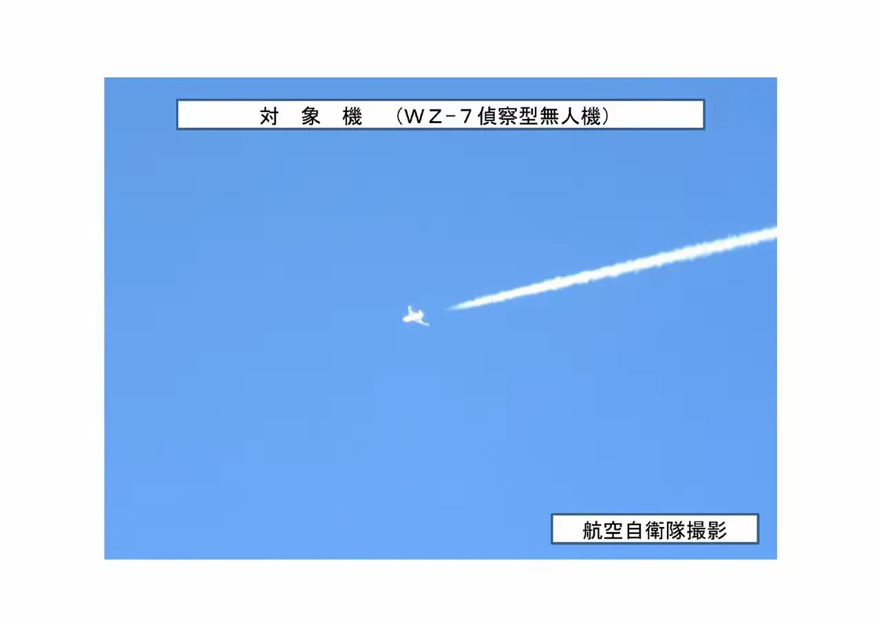 拍不到就别硬拍！日本F-15J仰望中国无侦-7，这回真够不着了！当地时间10月14日，日本防卫省又发