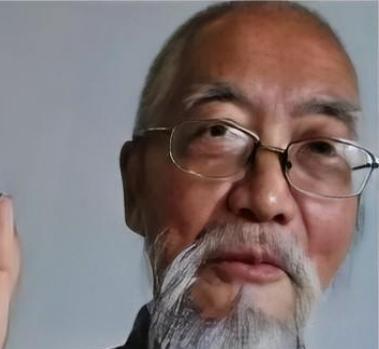 你算什么东西？专家指着老人手里的银牌子说话时，老人突然提高了音量。这一幕