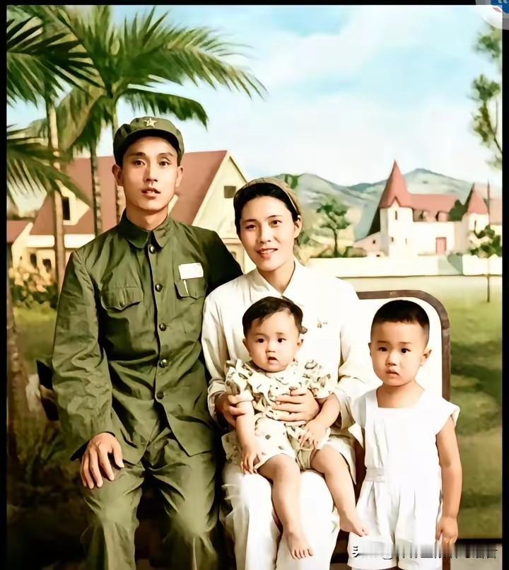 这张彩色老照片，定格在1952年年底的福建厦门。画面里是时任第31军军长周志坚将