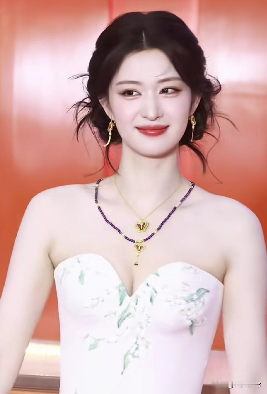 王楚然出席周六福珠宝线下活动，一身珠光宝气衬托白皙的皮肤真是好看，高挑的身材，穿