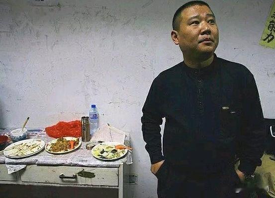 郭德纲有个段子特别扎心也特别真实：苍蝇的命，它不能变成蝴蝶，这是它的命。但是