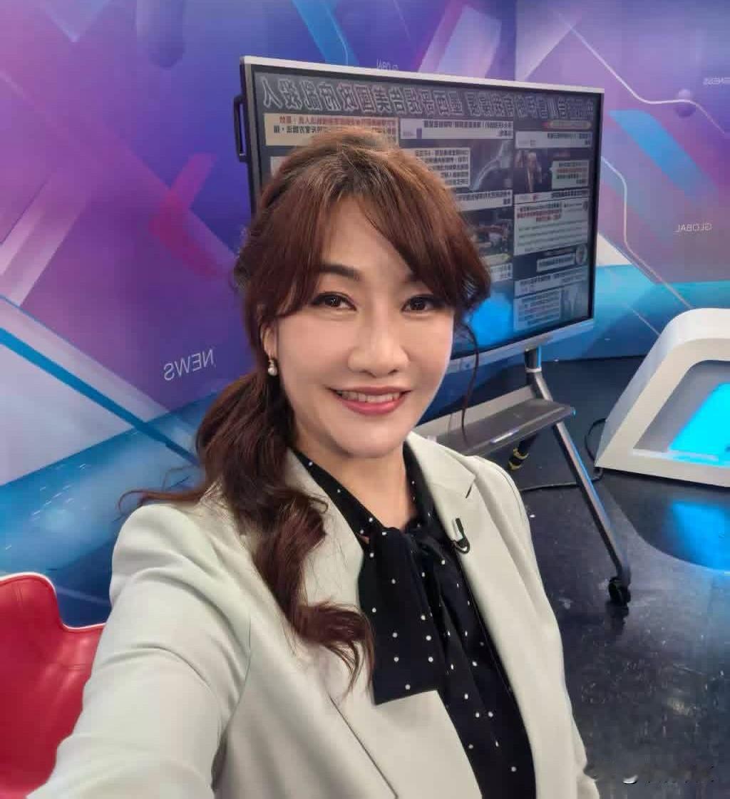 台媒体人王浅秋今（12日）深夜在脸书发文表示，常打假卡的王定宇（王八千）委员突然