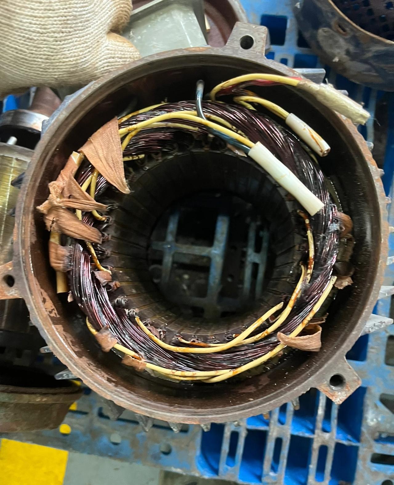 同一个地方已烧3个电机了，这个是刚拿证没多久的新电工弄的，简历上牛皮吹的很大，说