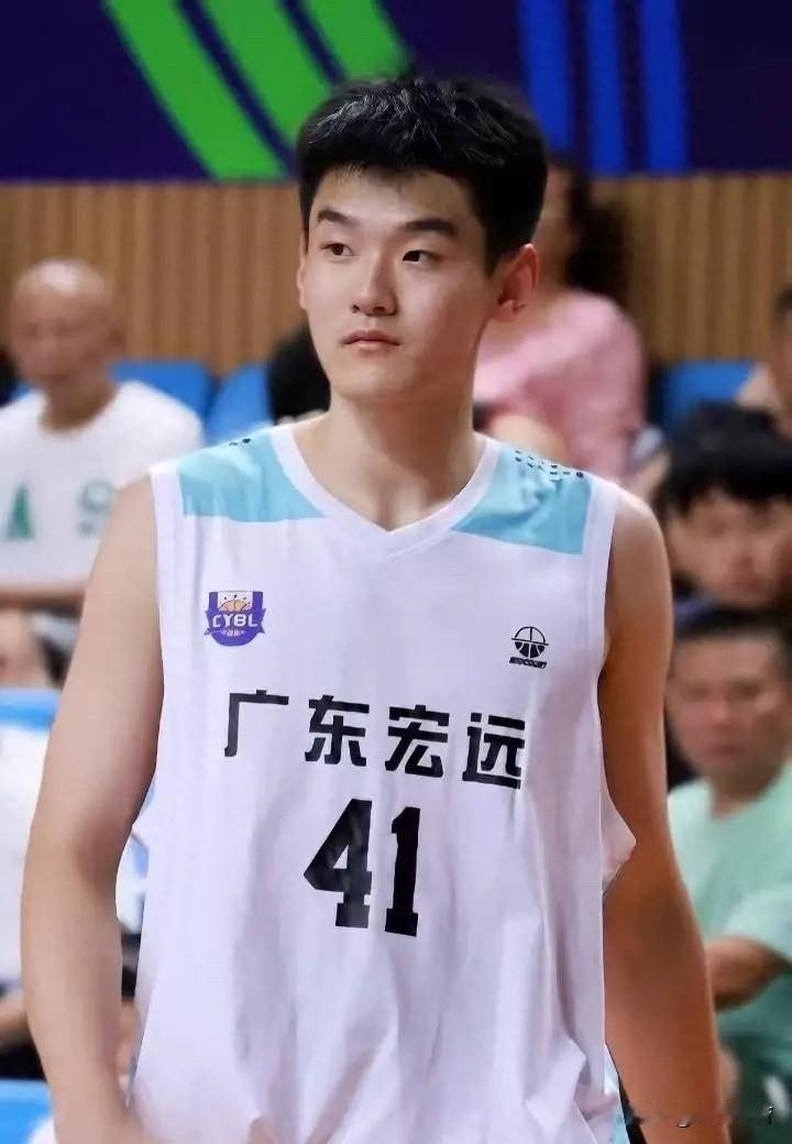 王洪泽CBA首秀，你怎么评价他：个人觉得他沉稳扎实，不怯场，进攻时不盲目出手