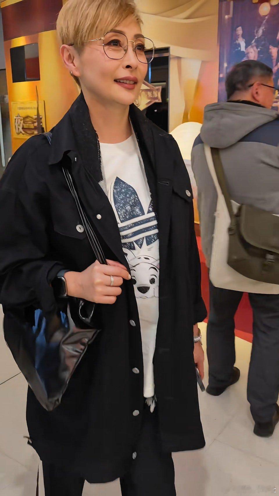 現年50歲的湯盈盈在2012年跟錢嘉樂結婚後，先後誕下兩女，相夫教女同時在TVB