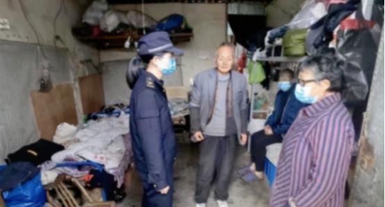 温情执法！2022年，浙江一大爷因违规摆摊被罚款，交罚款时不禁求情道：“能不能少