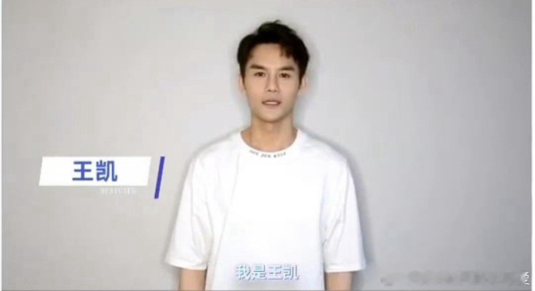 [吐舌头眯眼睛笑]​