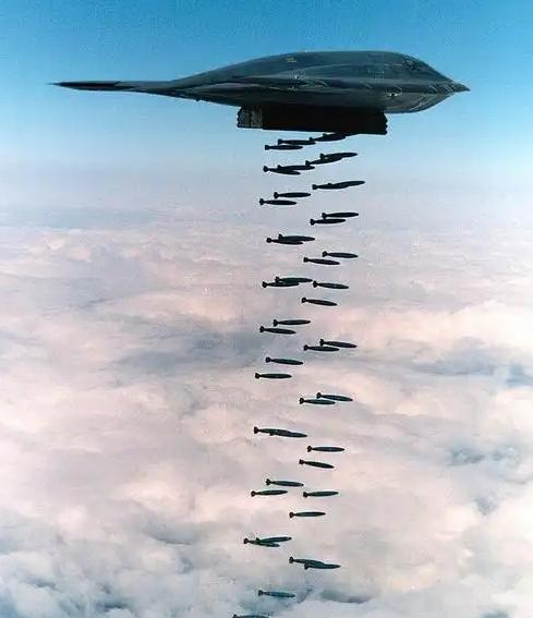 中国能打下B-2吗？美国B-2轰炸机，神不知鬼不觉的打完伊朗，又飞回美国本土。谁