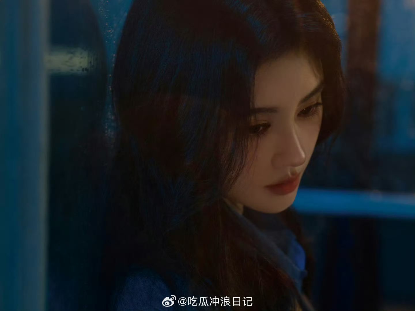 鞠婧祎火焰玫瑰鞠婧祎蓝调雨夜烈焰红玫灼灼绽放，蓝调雨夜暗涌微光。极致碰撞，故事