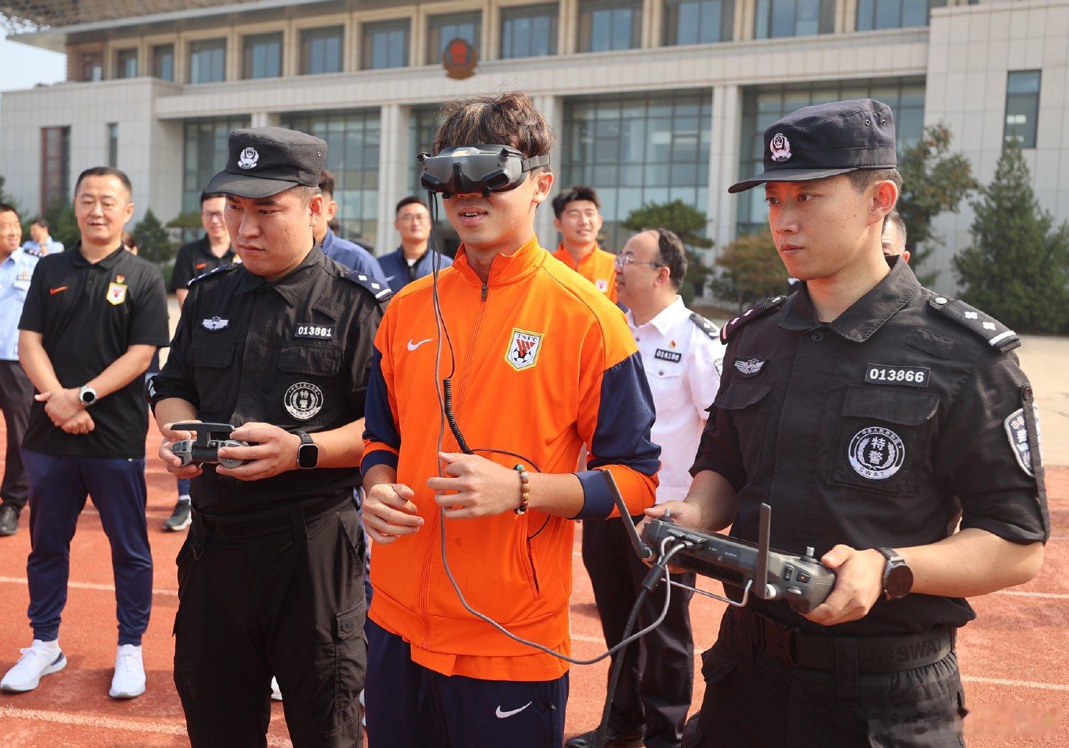 山东泰山足球俱乐部联合山东省体育记者协会走进济南市公安局特巡警支队，开展党建共建活动～大雷体验的这身