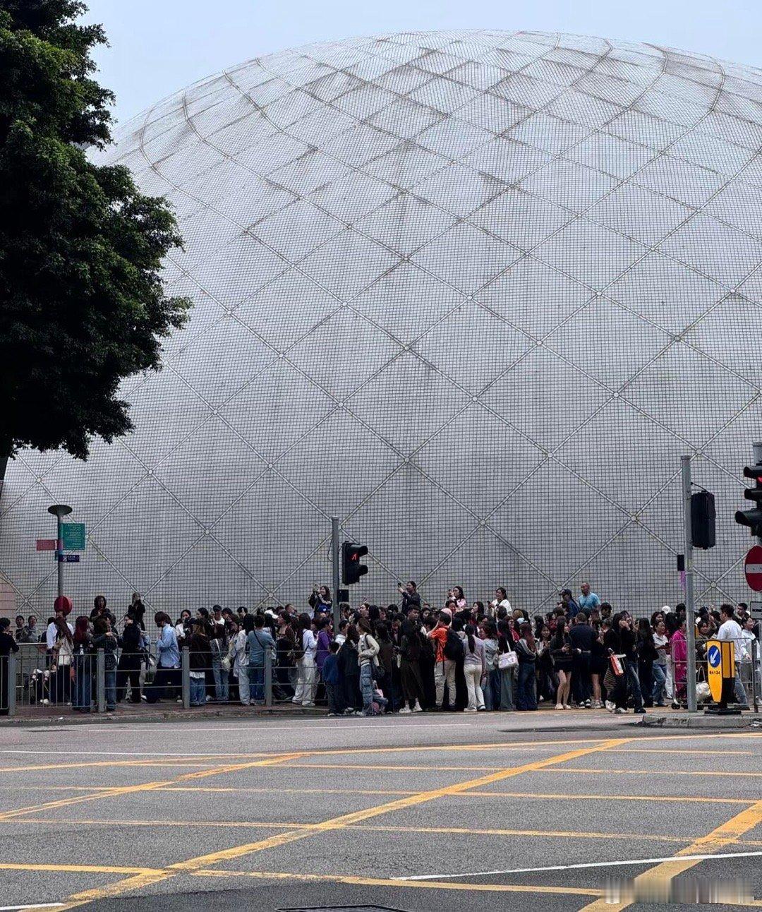 哇，好多人能偶遇李灿啊