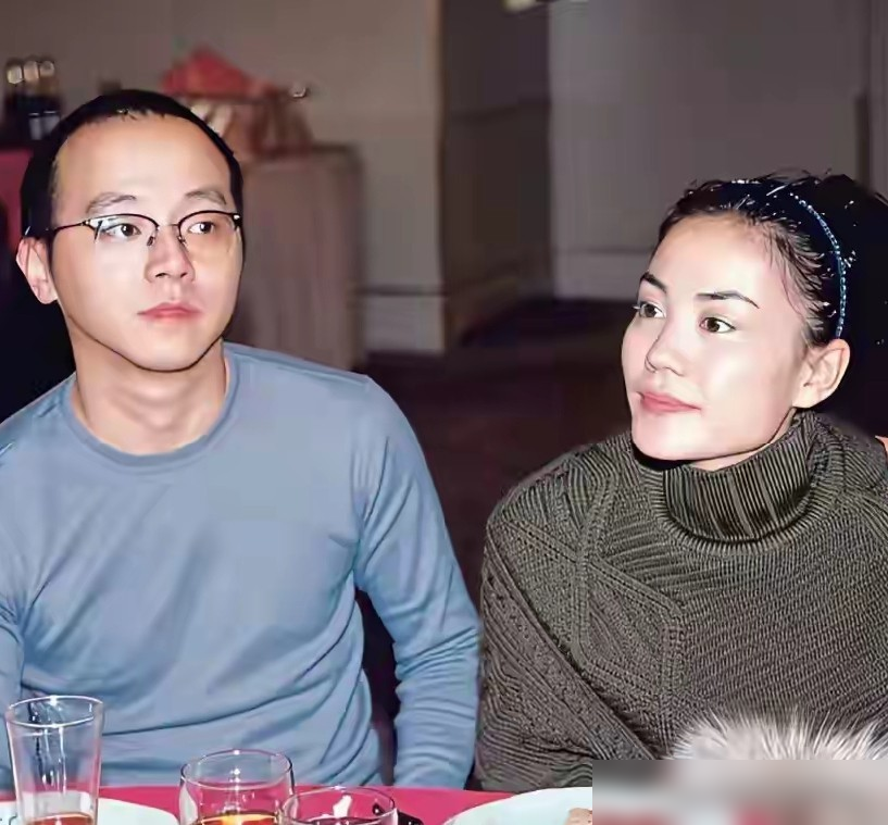 窦靖童轻飘飘一句调侃，把亲妈王菲当年怎么撬墙角这事又翻出来了，但翻开旧账的人，压根没把自己当受害者。