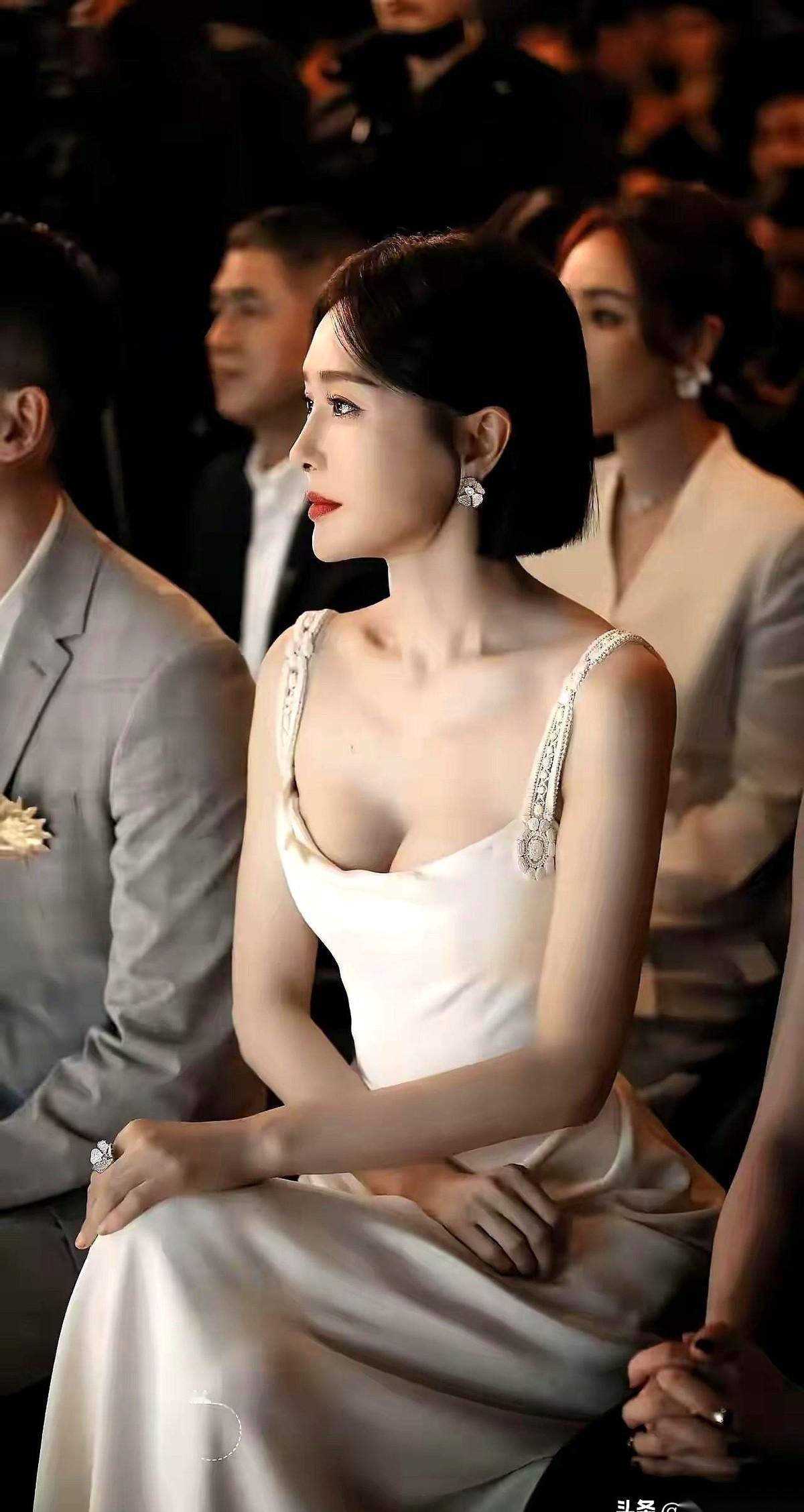 刷到一个女明星的照片，四十多岁了。那身材，那状态，说二十几岁都有人信。结果评论