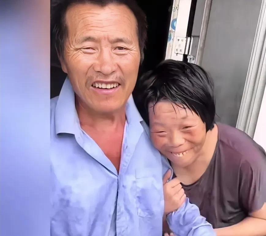 六个孩子的出生，都没有去过医院，全是他们自己的亲生父亲在家里接生的。大儿子叫牛
