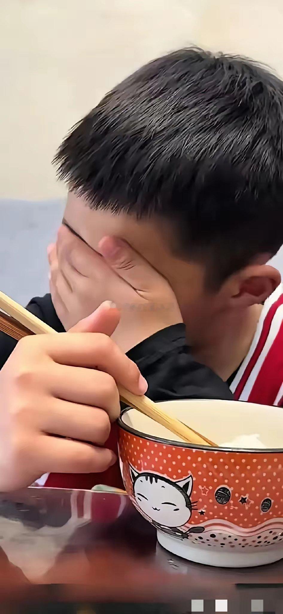 泪目啦！！！！！崩不住了，单亲妈妈给儿子10块钱，让他坐车回来，儿子没坐车，步行