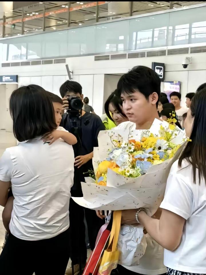 林诗栋夺冠回国，出机场那一刻，所有人都看傻了。他没扑向人群里的亲妈，而是单膝往下