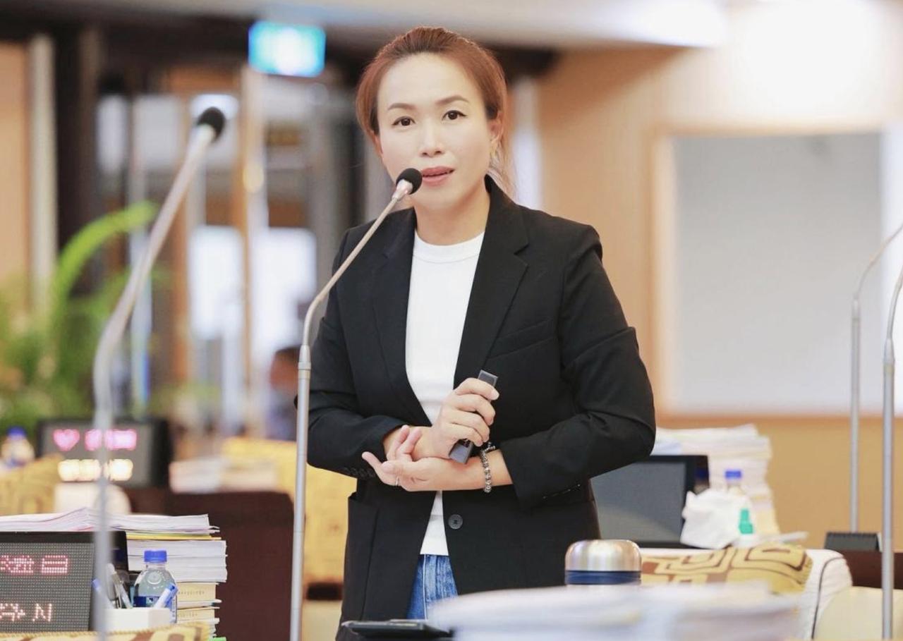 民进党台南市议员谢舒凡的胞姐近日被曝前往大陆后失联，引发舆论高度关注。国民党籍“