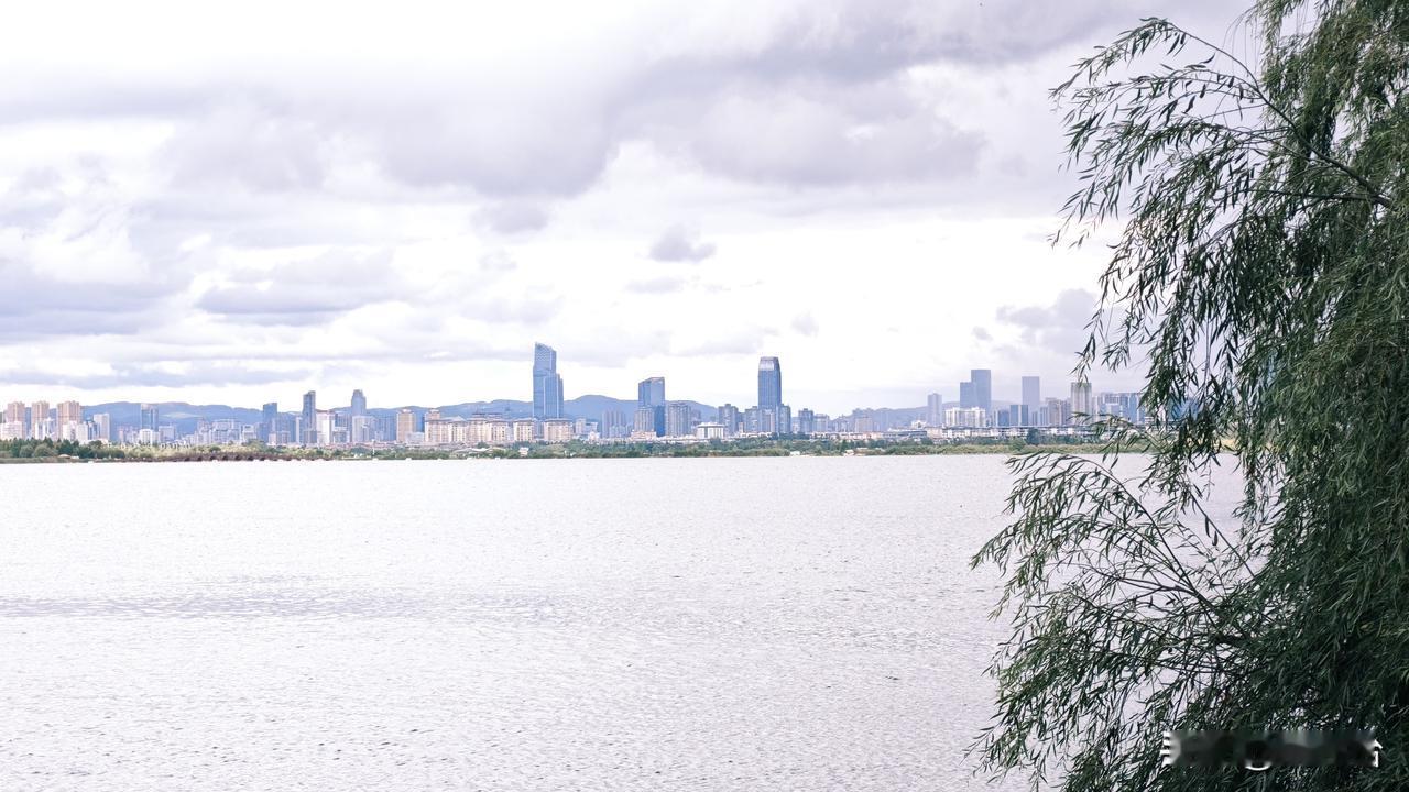 好对北疆对西域，我的下联是月近南疆云水阔//@Xiaojun886:星遥北疆峰峦