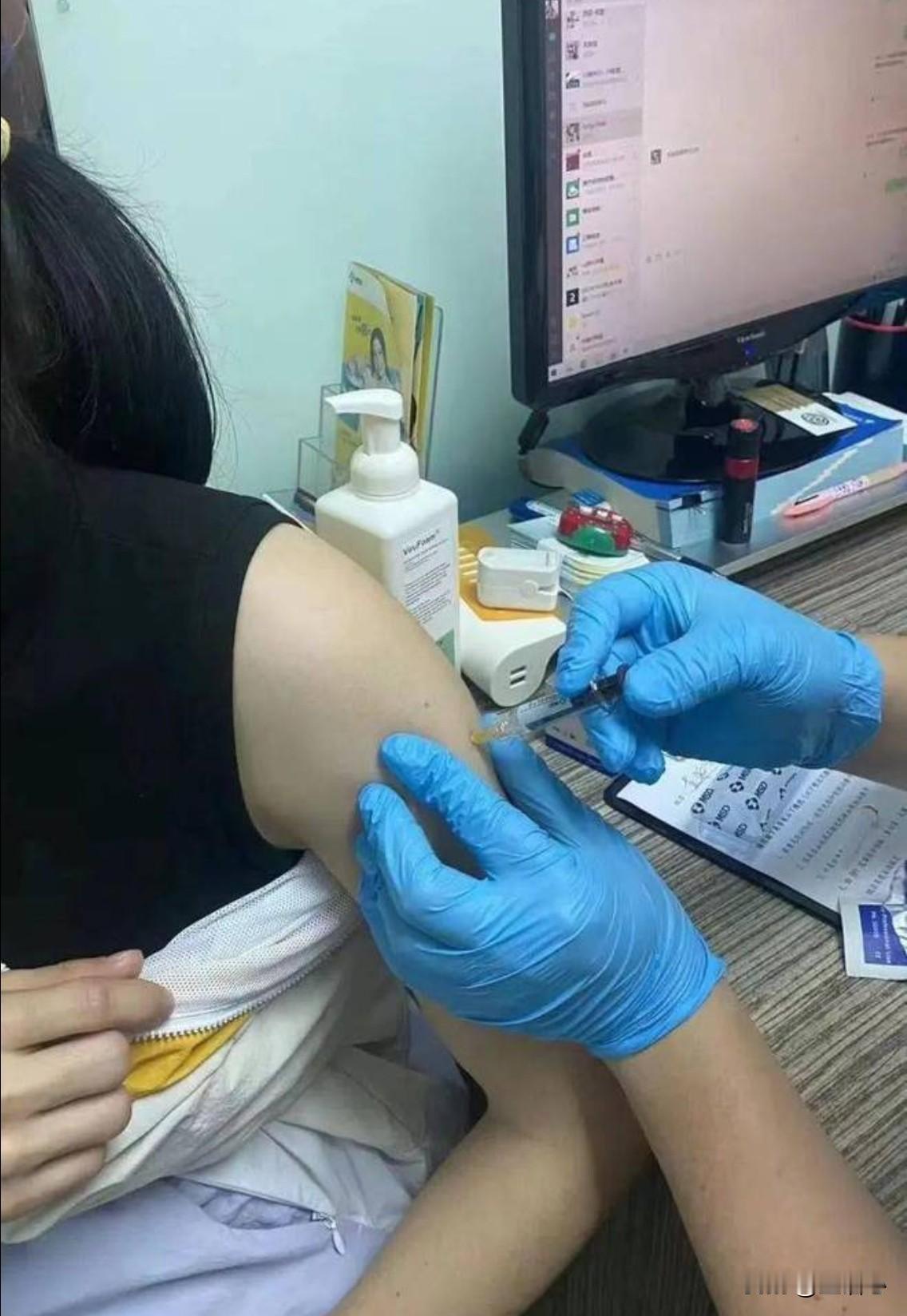 儿子去年接种了流感疫苗后手臂疼了一天,今年说什么也不想去接种,花了我一万人民币和