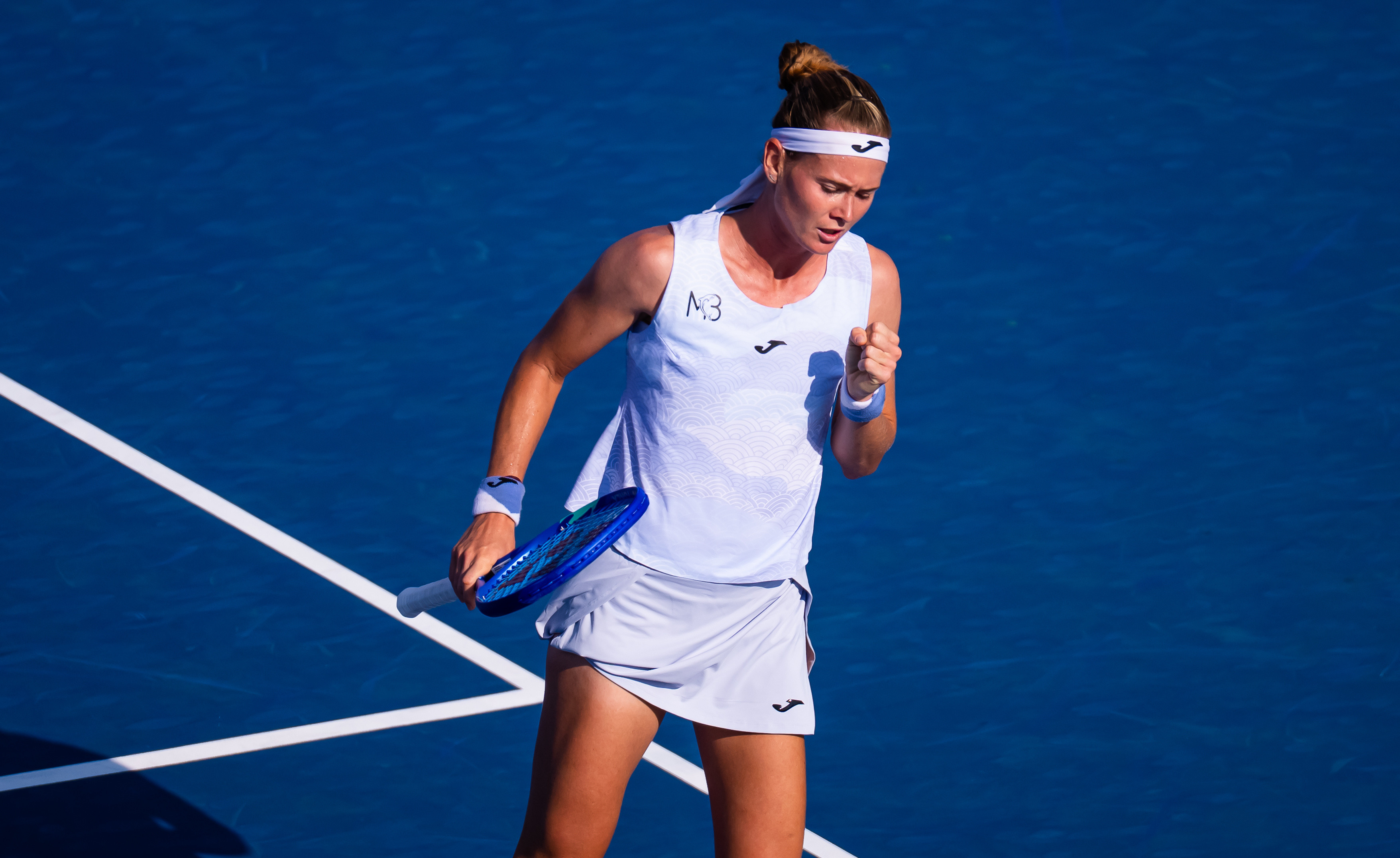WTA1000蒙特利尔站第二轮，上周在布拉格捧杯的布兹科娃以6-27-6(4)
